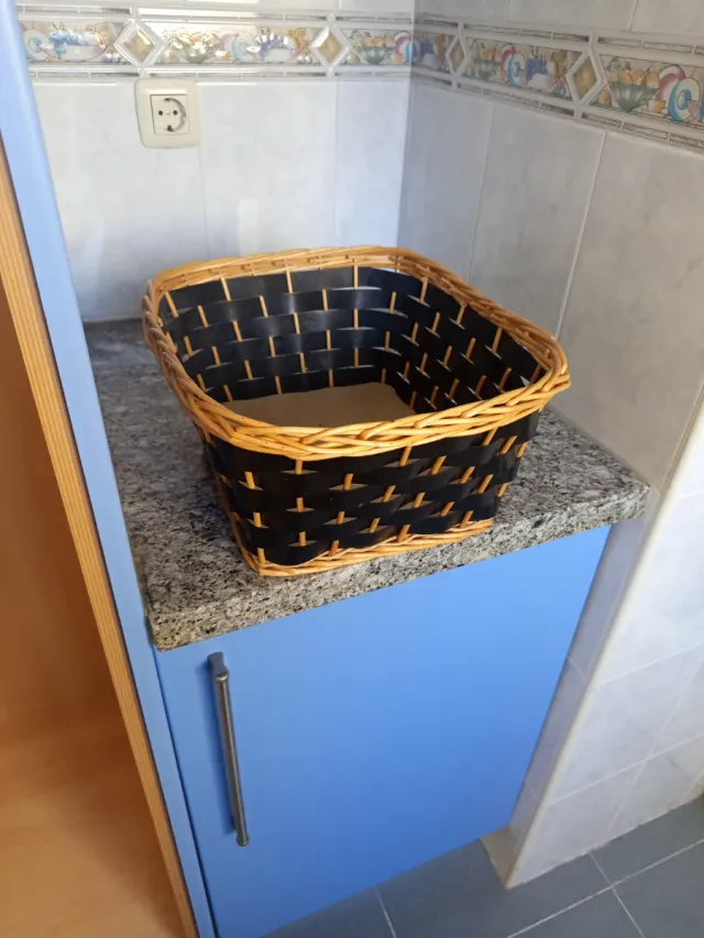 Cesta de mimbre y madera