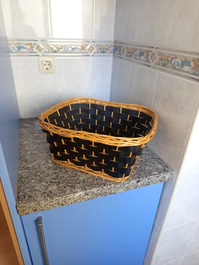 Cesta de mimbre y madera