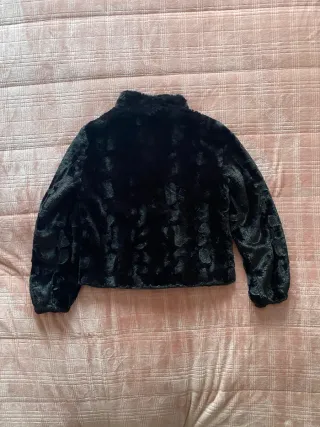 Chaqueta bomber negra de noche