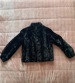 Chaqueta bomber negra de noche