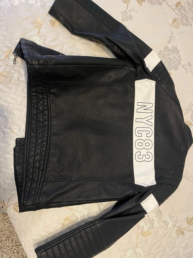 Chaqueta polipiel negra y blanca
