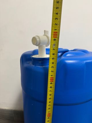 Depósito de agua azul con grifo 30L