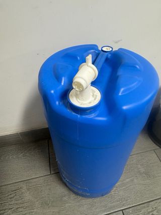 Depósito de agua azul con grifo 30L