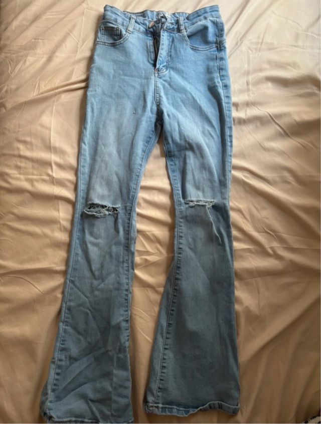 Pantalones vaqueros acampanados rotos