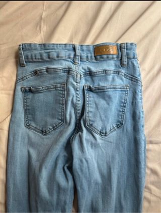 Pantalones vaqueros acampanados rotos