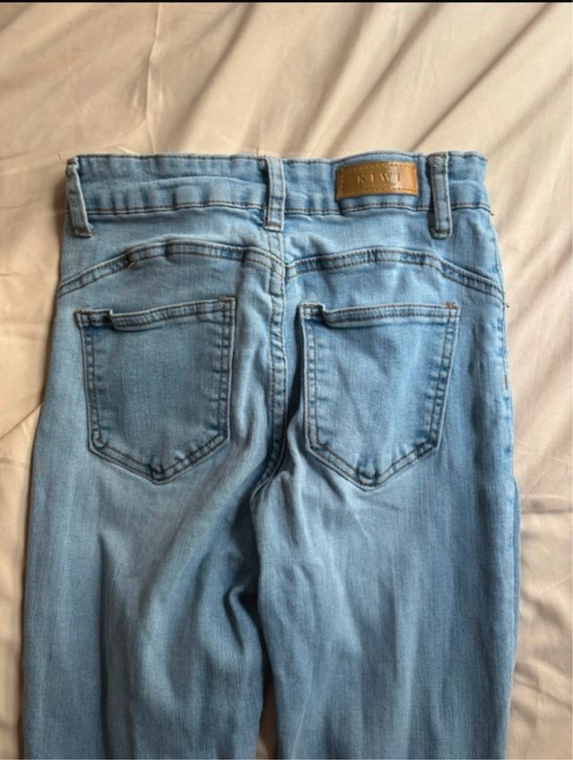 Pantalones vaqueros acampanados rotos