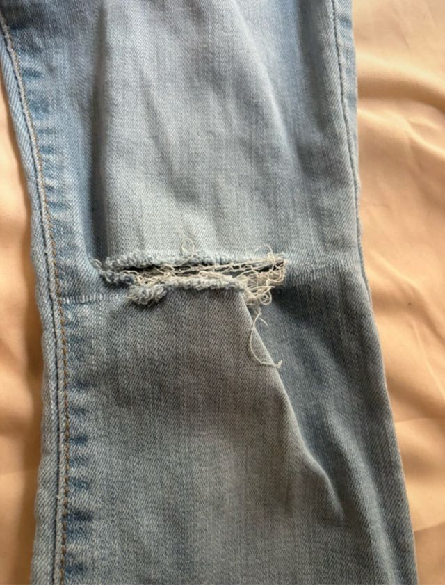 Pantalones vaqueros acampanados rotos