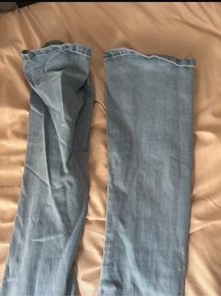Pantalones vaqueros acampanados rotos