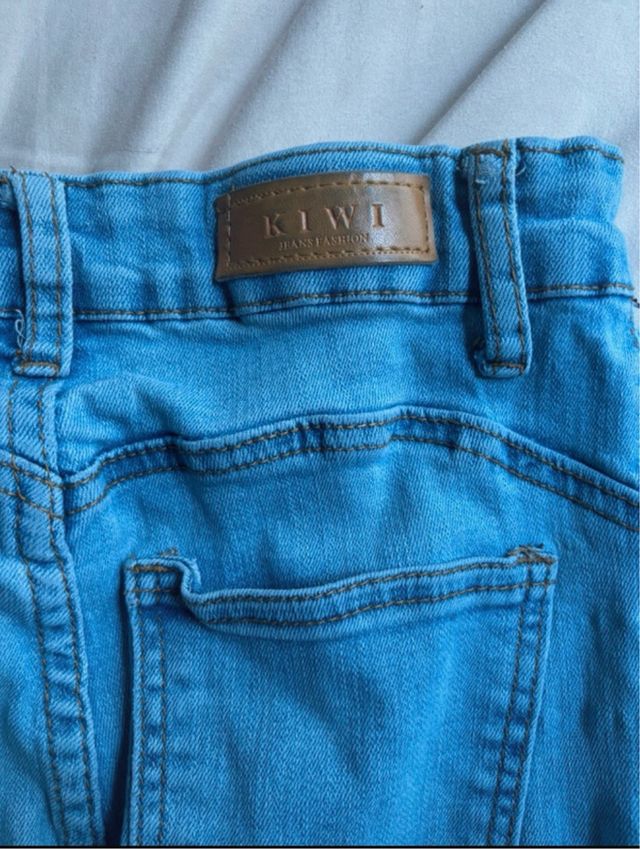 Pantalones vaqueros acampanados rotos