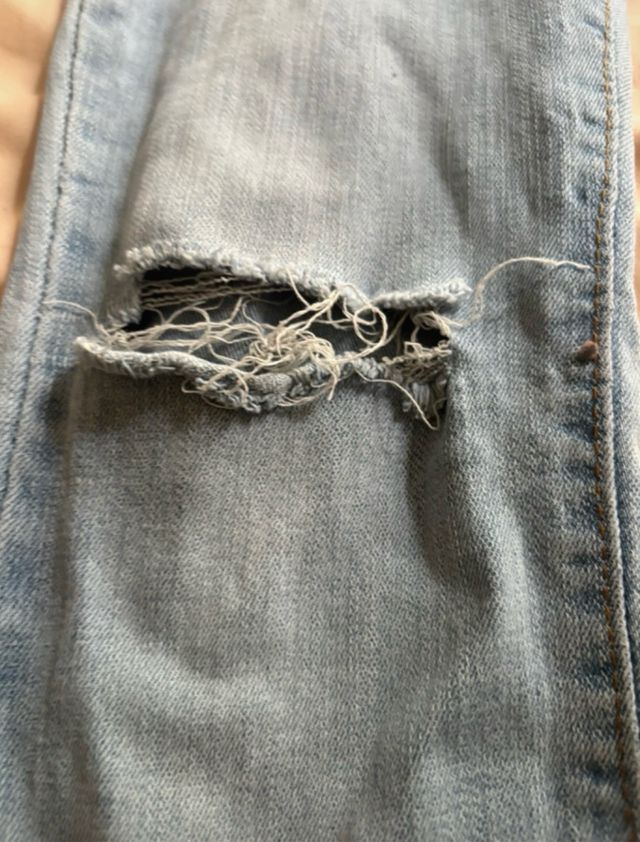 Pantalones vaqueros acampanados rotos