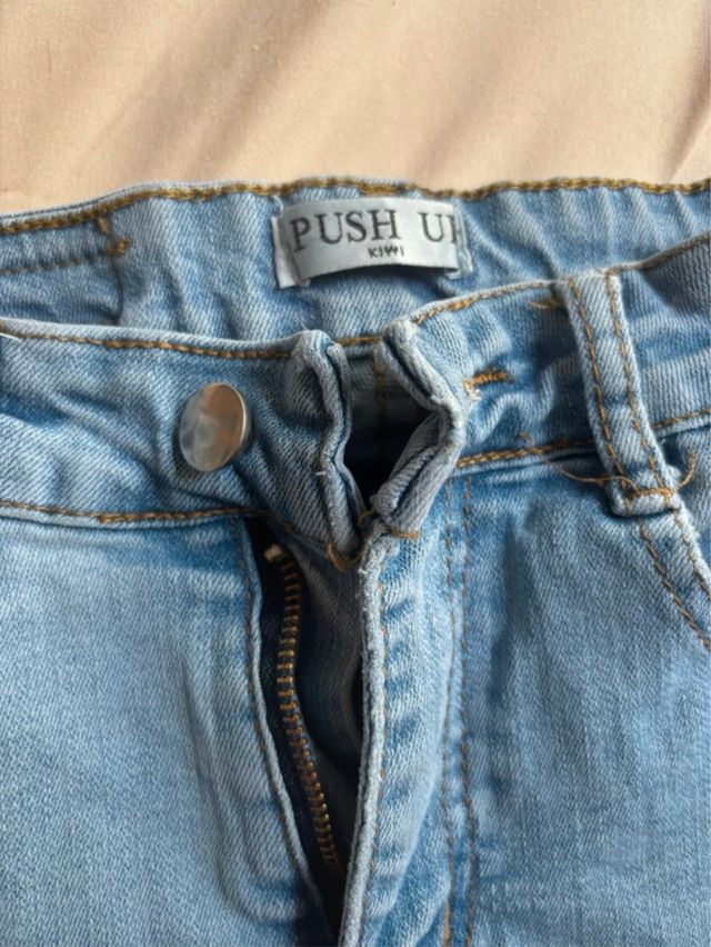 Pantalones vaqueros acampanados rotos