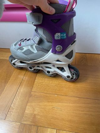 Patines en línea morados y bolsa