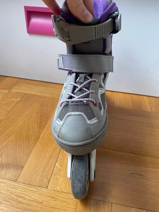 Patines en línea morados y bolsa