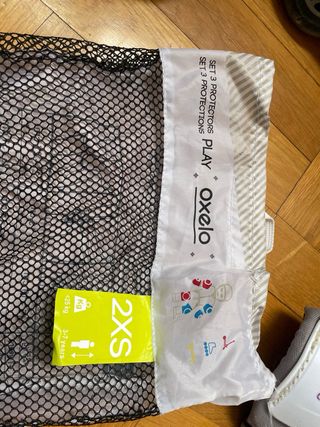 Patines en línea morados y bolsa