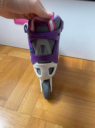 Patines en línea morados y bolsa