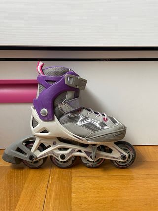 Patines en línea morados y bolsa