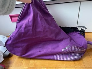 Patines en línea morados y bolsa