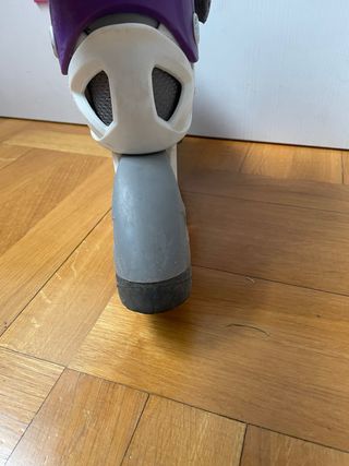 Patines en línea morados y bolsa