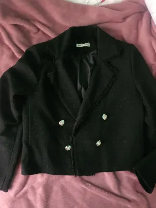 Americana negra con botones plateados