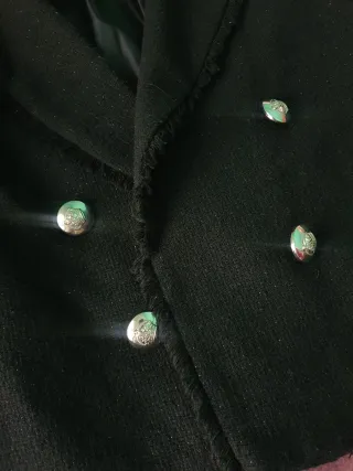 Americana negra con botones plateados