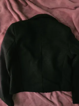 Americana negra con botones plateados