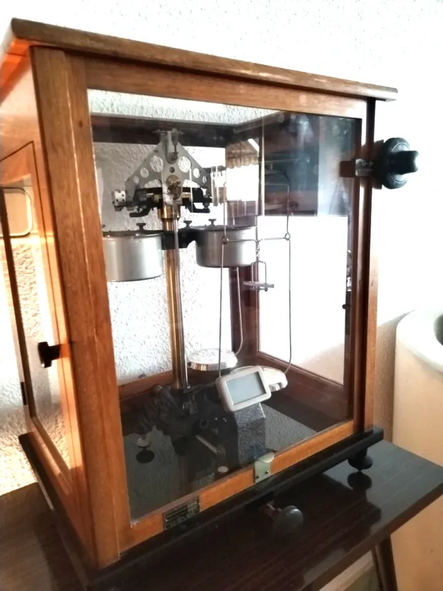 Bilancia di precisione antica