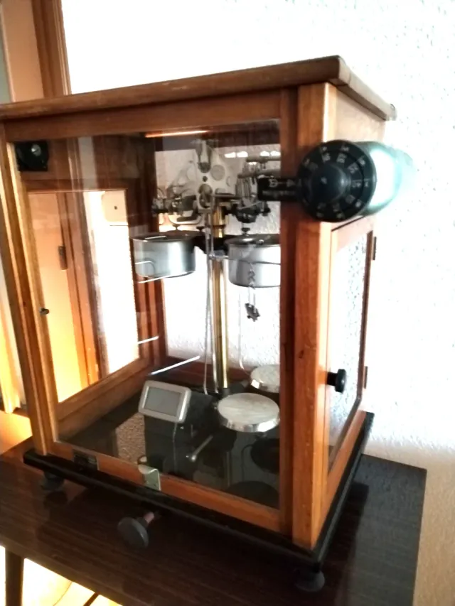 Bilancia di precisione antica