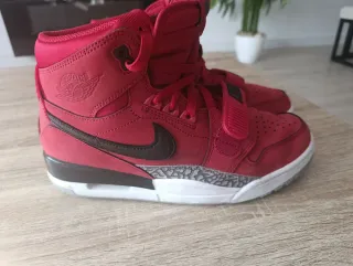 Zapatillas Jordan Rojas y Negras