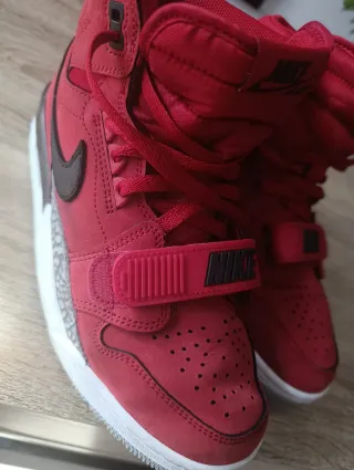 Zapatillas Jordan Rojas y Negras