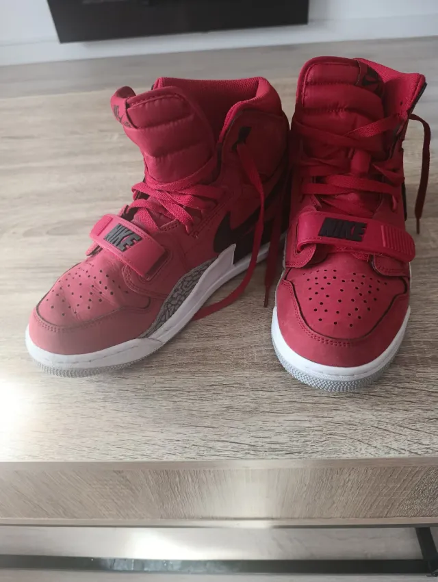 Zapatillas Jordan Rojas y Negras