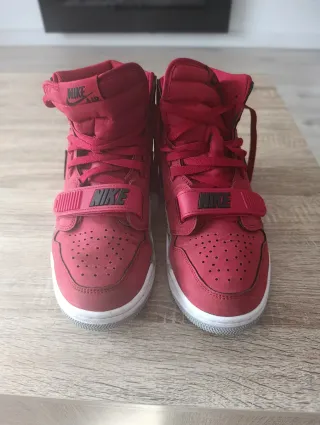 Zapatillas Jordan Rojas y Negras