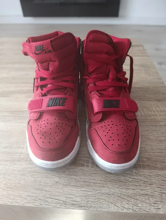 Zapatillas Jordan Rojas y Negras