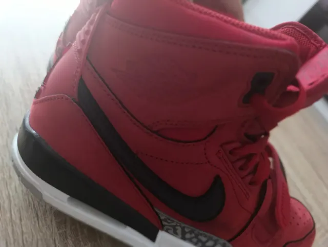 Zapatillas Jordan Rojas y Negras