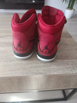 Zapatillas Jordan Rojas y Negras