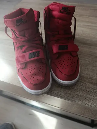 Zapatillas Jordan Rojas y Negras