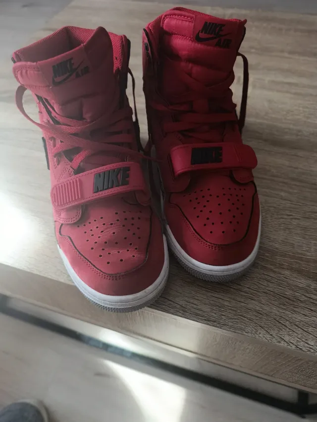 Zapatillas Jordan Rojas y Negras