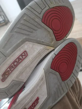 Zapatillas Jordan Rojas y Negras