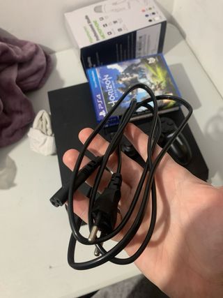 PS4 Negra NUEVA + Mando y 3 Juegos