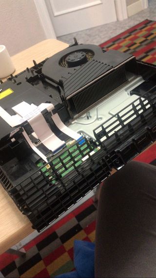 PS4 Negra NUEVA + Mando y 3 Juegos