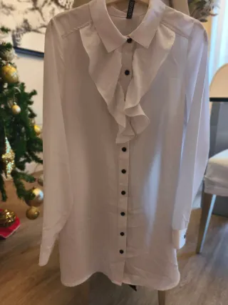 Camisa blanca con volantes Divided
