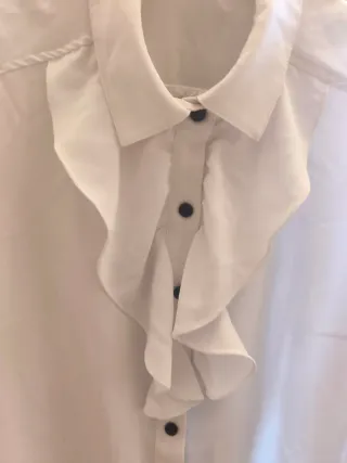 Camisa blanca con volantes Divided