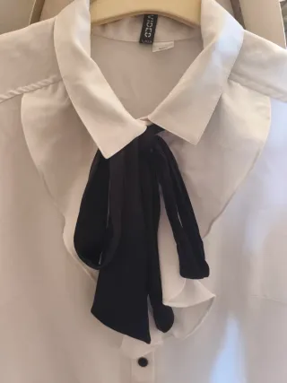 Camisa blanca con volantes Divided