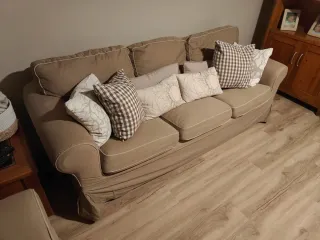 Sofá de tela beige y marrón