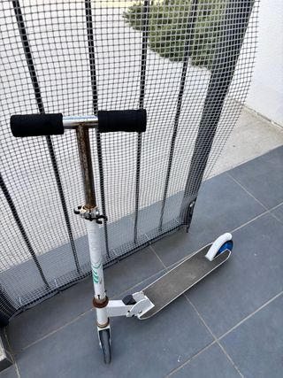 Patinete infantil blanco y gris