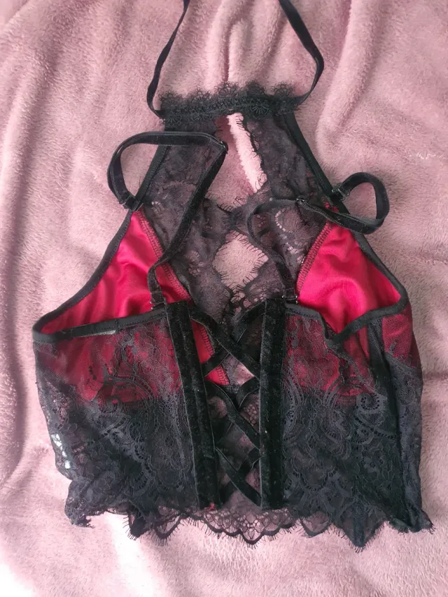 Corsé gótico negro y rojo