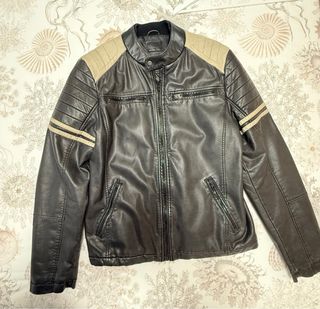 Cazadora motera piel sintética negra y beige