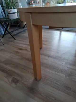 Mesa redonda extensible de madera.