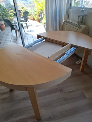 Mesa redonda extensible de madera.