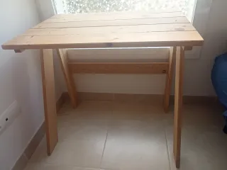 Escritorio y silla de madera