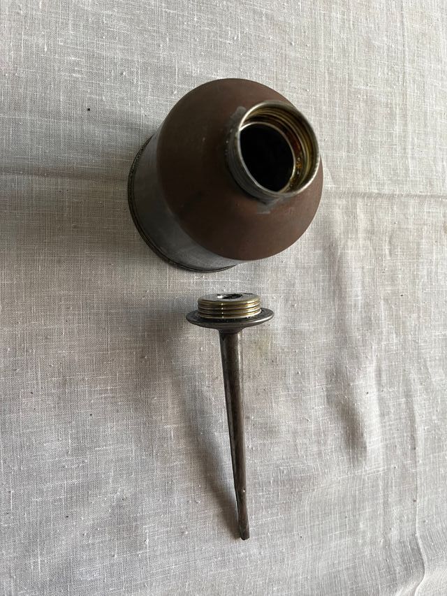 Aceitera de latón antigua